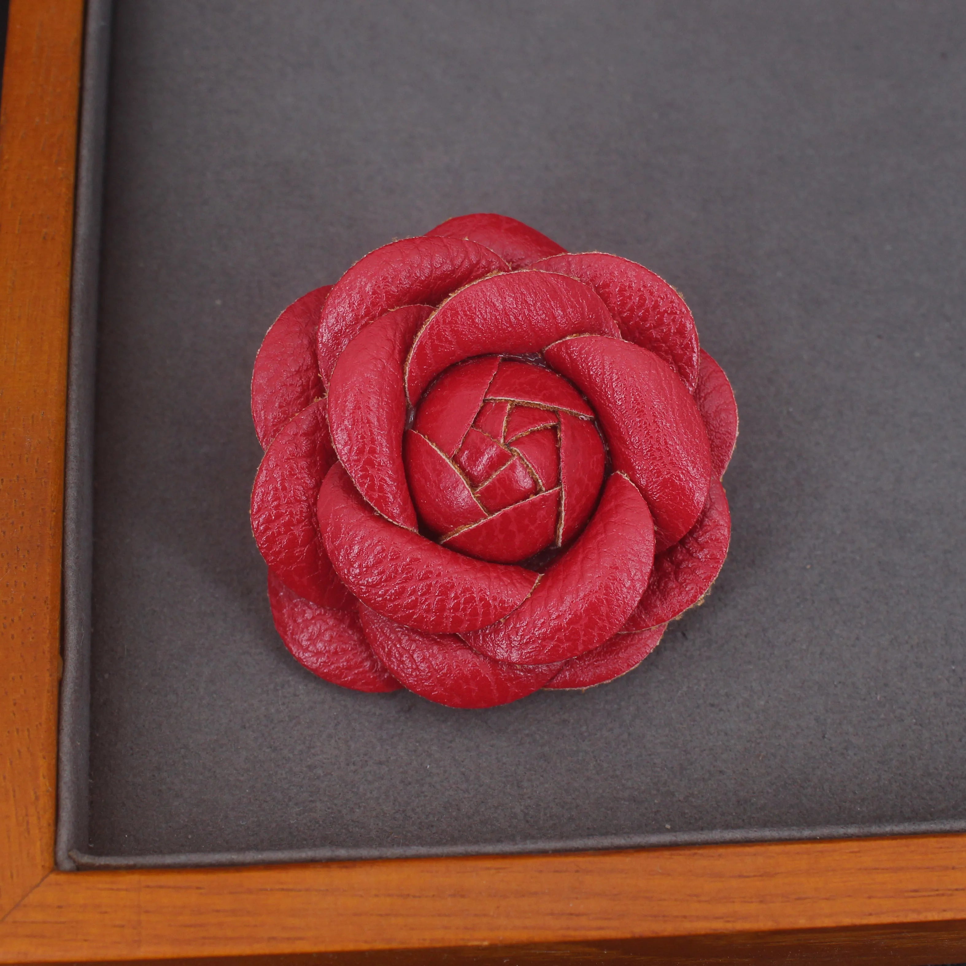 Luxury Brand Imitated Leather Camellia Fabric Flower Pin Brooch Hand-Made Black White Flower White Flower Rose Brooch Pin Gifts