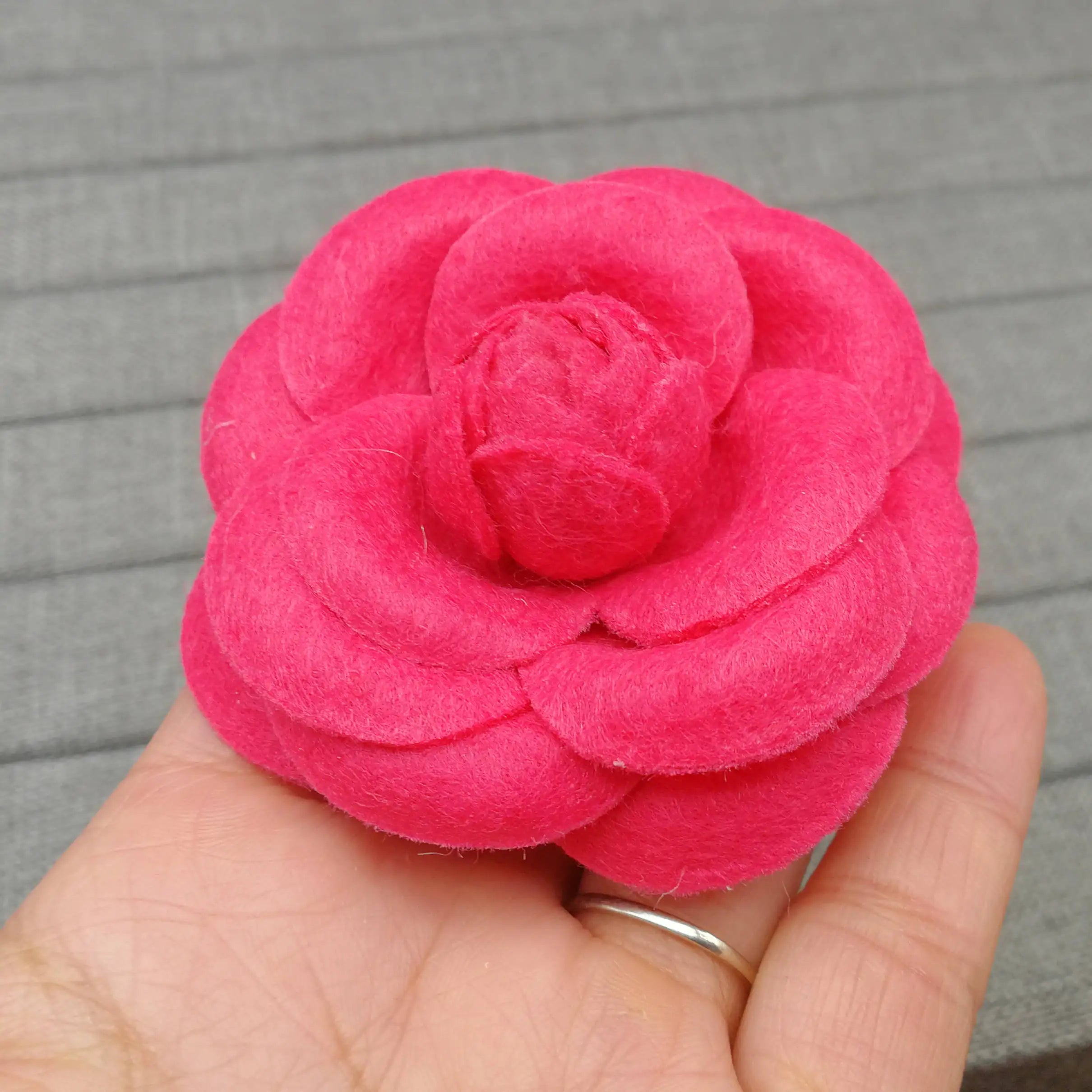 Big Fabric Camellia Brooch Luxury Imitation Wool Pin Brooches for Women Fashion Clothes Corsage Jewelry Accessories Wholesale