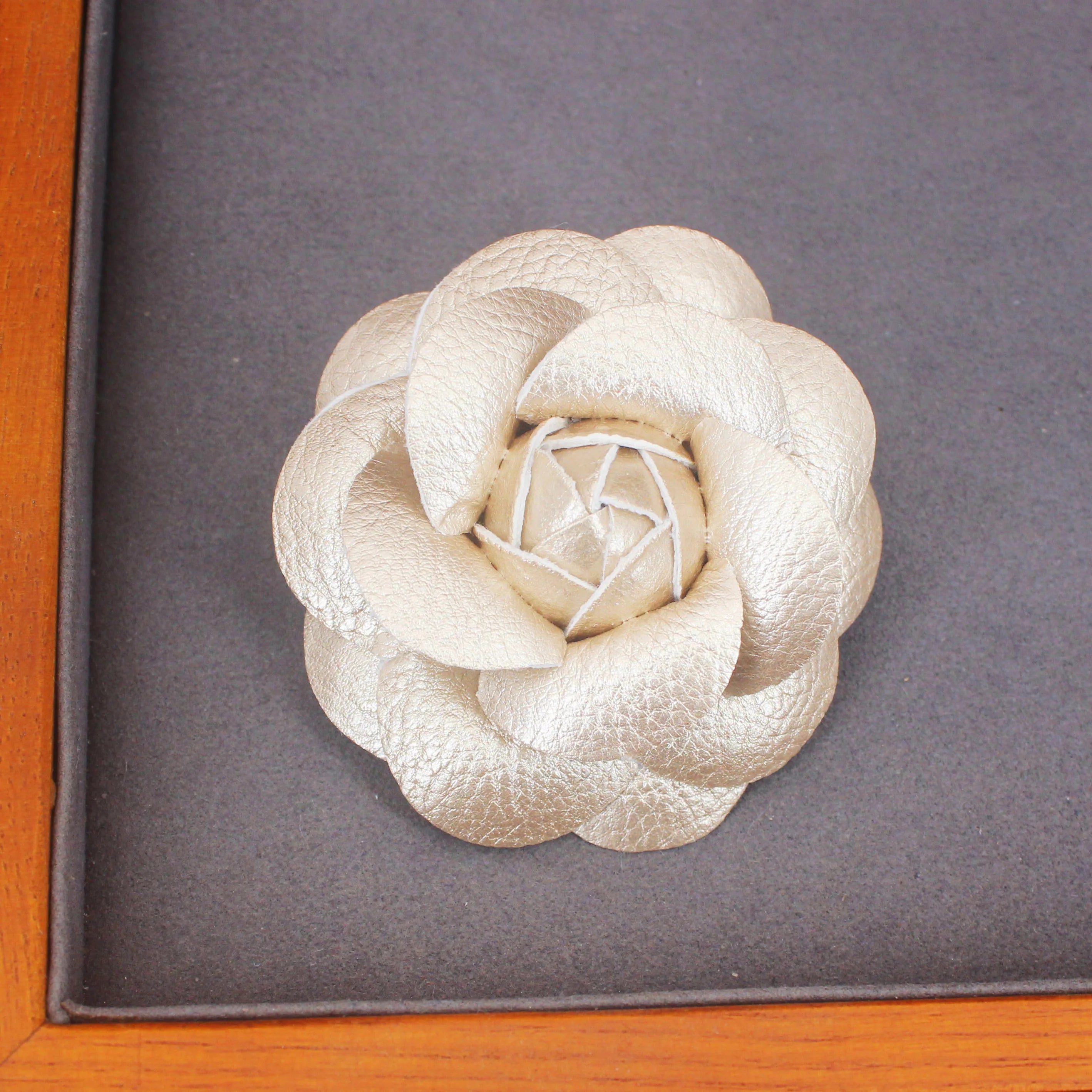 Luxury Brand Imitated Leather Camellia Fabric Flower Pin Brooch Hand-Made Black White Flower White Flower Rose Brooch Pin Gifts