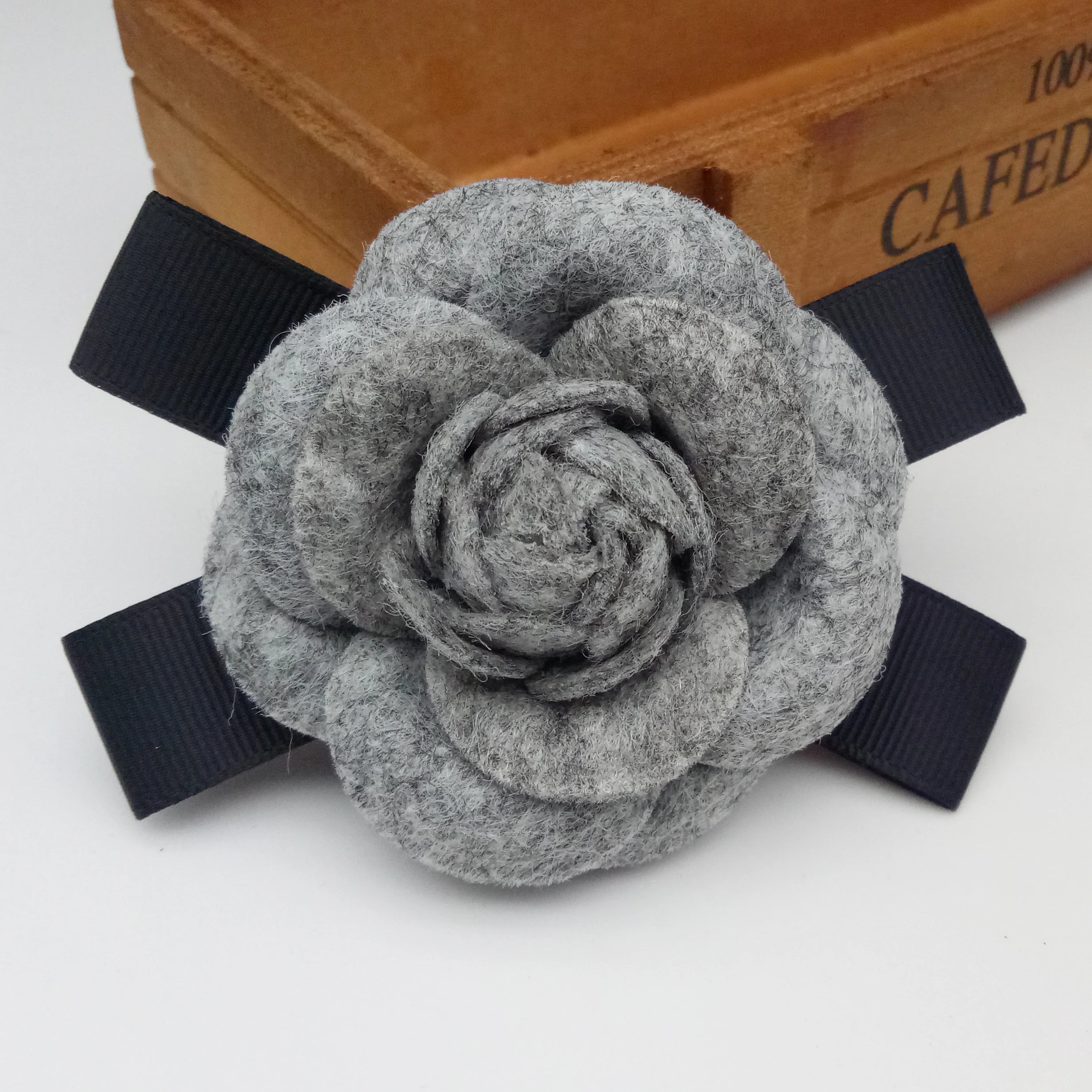 Fashion Female Fabric Camellia Flower Brooch for Wedding Big Handmade Bow Black White Cloth Brooches for Women Costume Jewelry