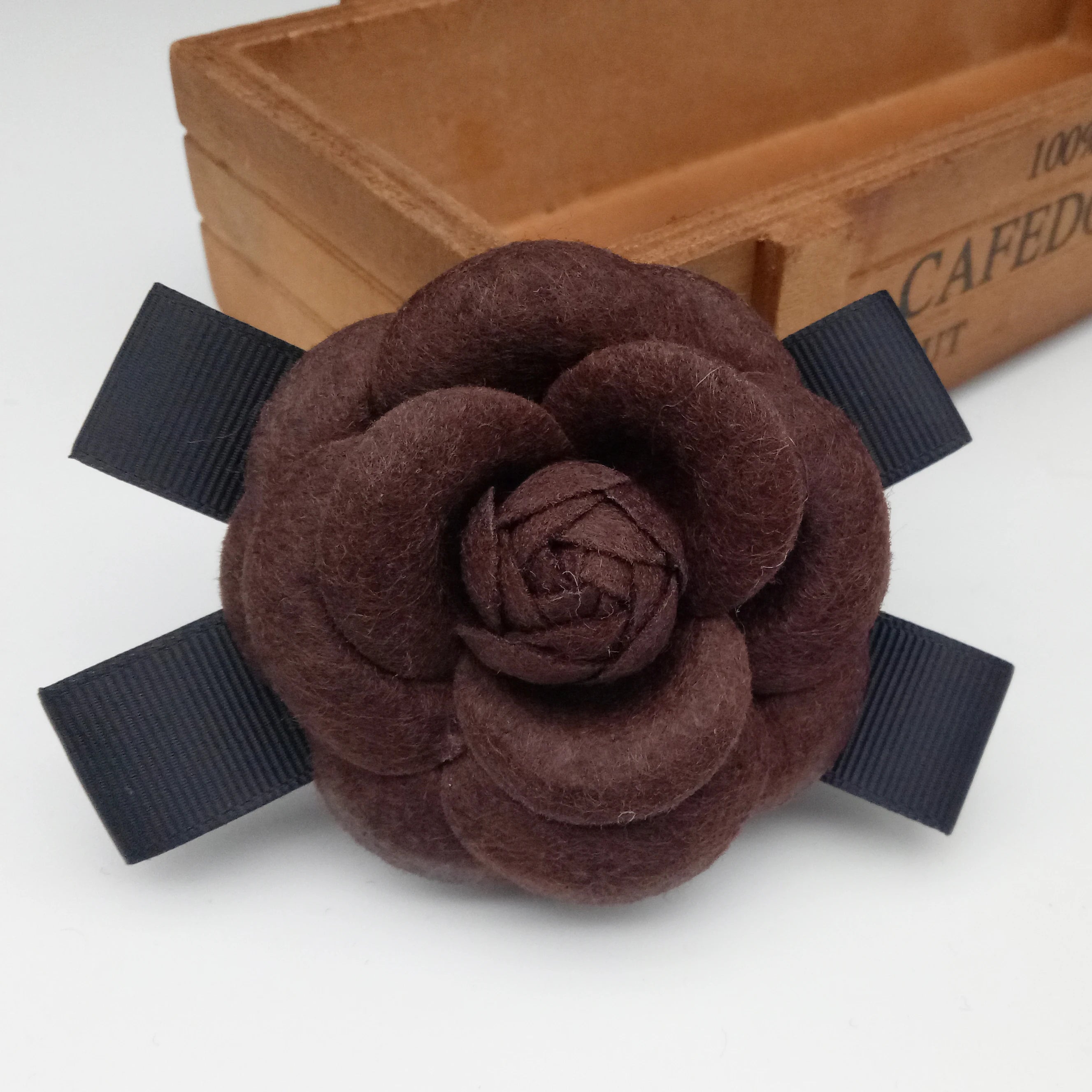 Fashion Female Fabric Camellia Flower Brooch for Wedding Big Handmade Bow Black White Cloth Brooches for Women Costume Jewelry