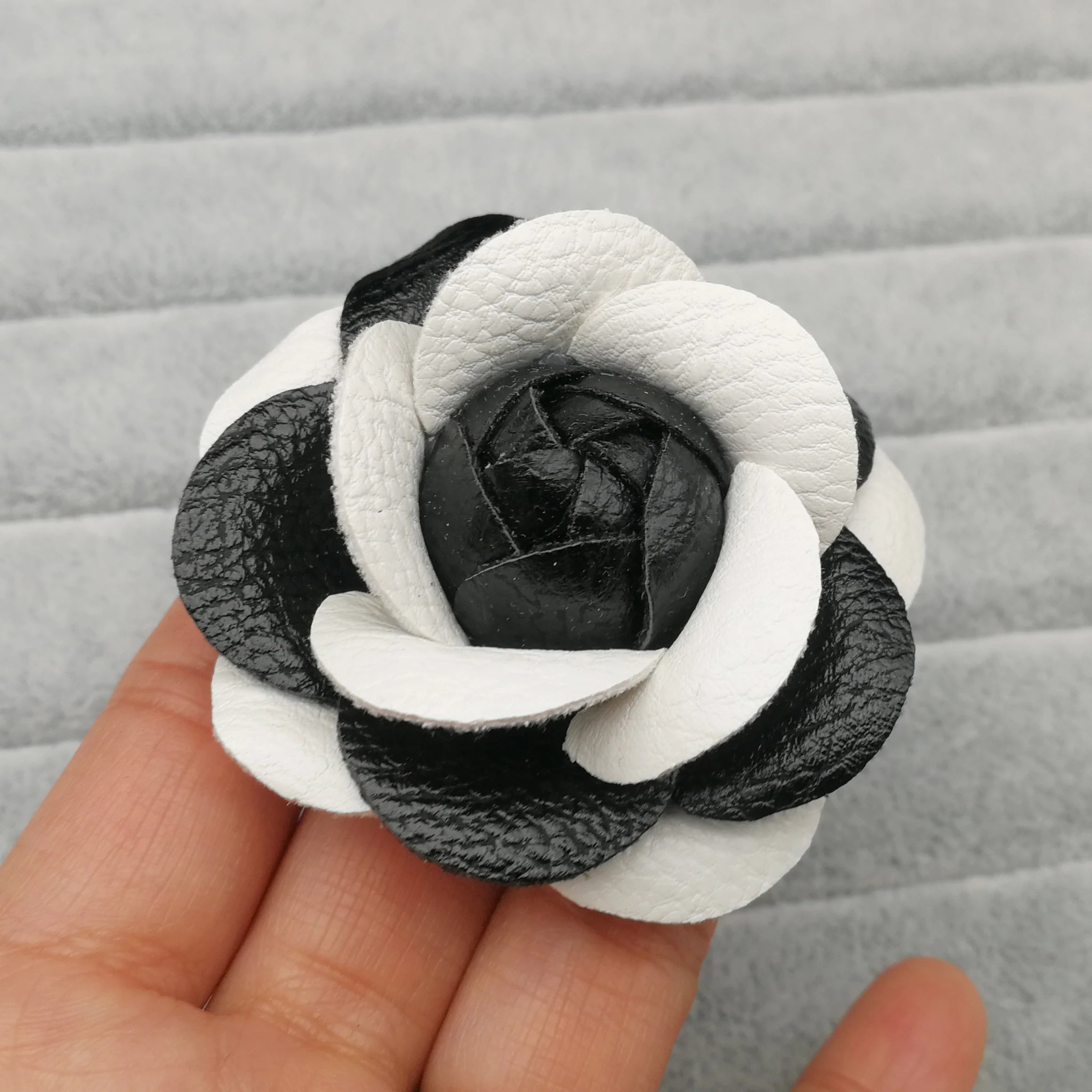 New Korean Handmade PU Leather Camellia Flower Brooches for Women Big Black White Brooch Pin Girls Gift Clothing Accessories