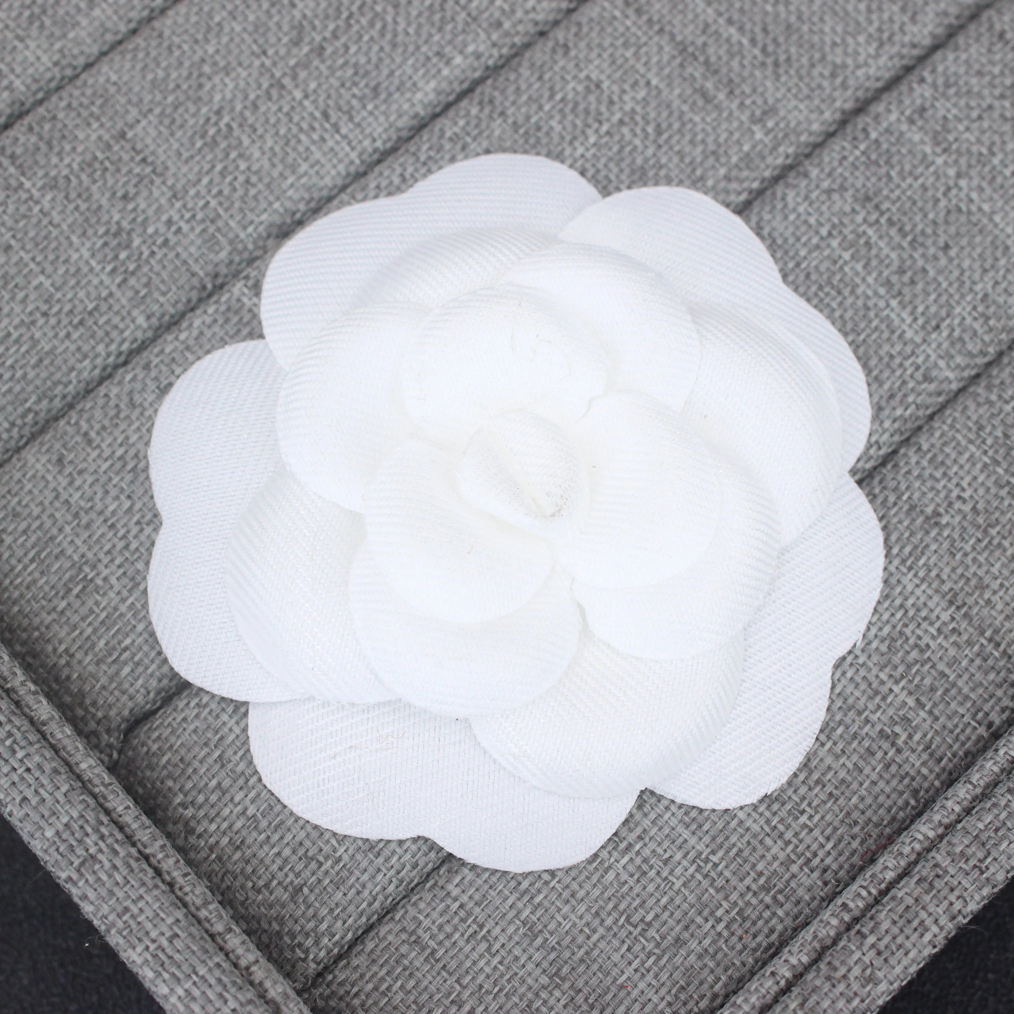 Luxury Brand Imitated Leather Camellia Fabric Flower Pin Brooch Hand-Made Black White Flower White Flower Rose Brooch Pin Gifts