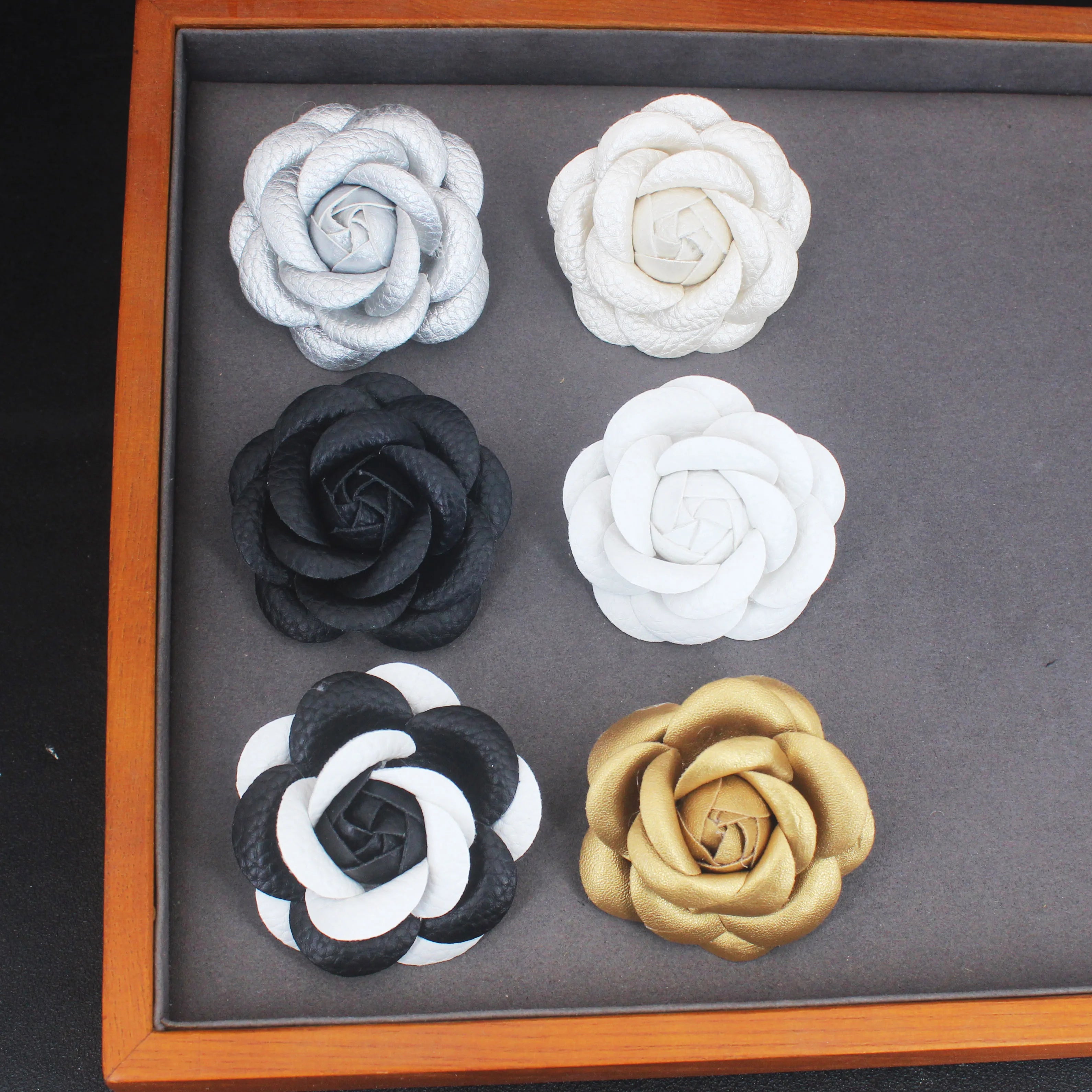 Luxury Brand Imitated Leather Camellia Fabric Flower Pin Brooch Hand-Made Black White Flower White Flower Rose Brooch Pin Gifts