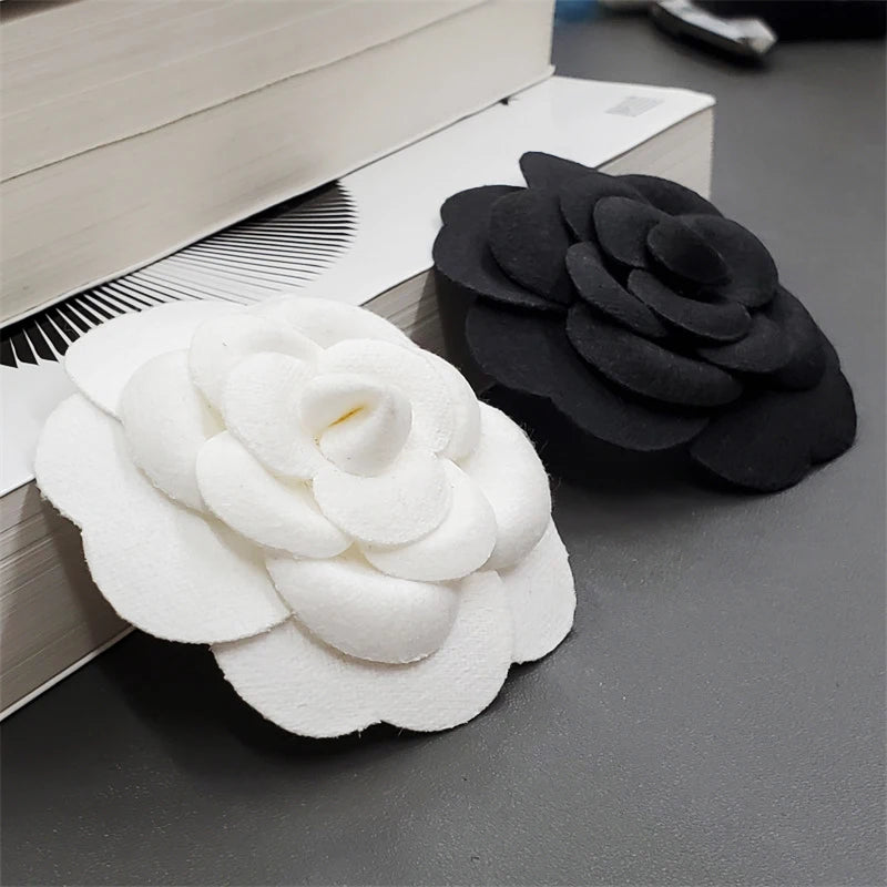 New Fabric Camellia Flower Brooch Pins Fashion Jewelry Cardigan Shirt Corsage Badge Luxulry Brooches for Women Accessories