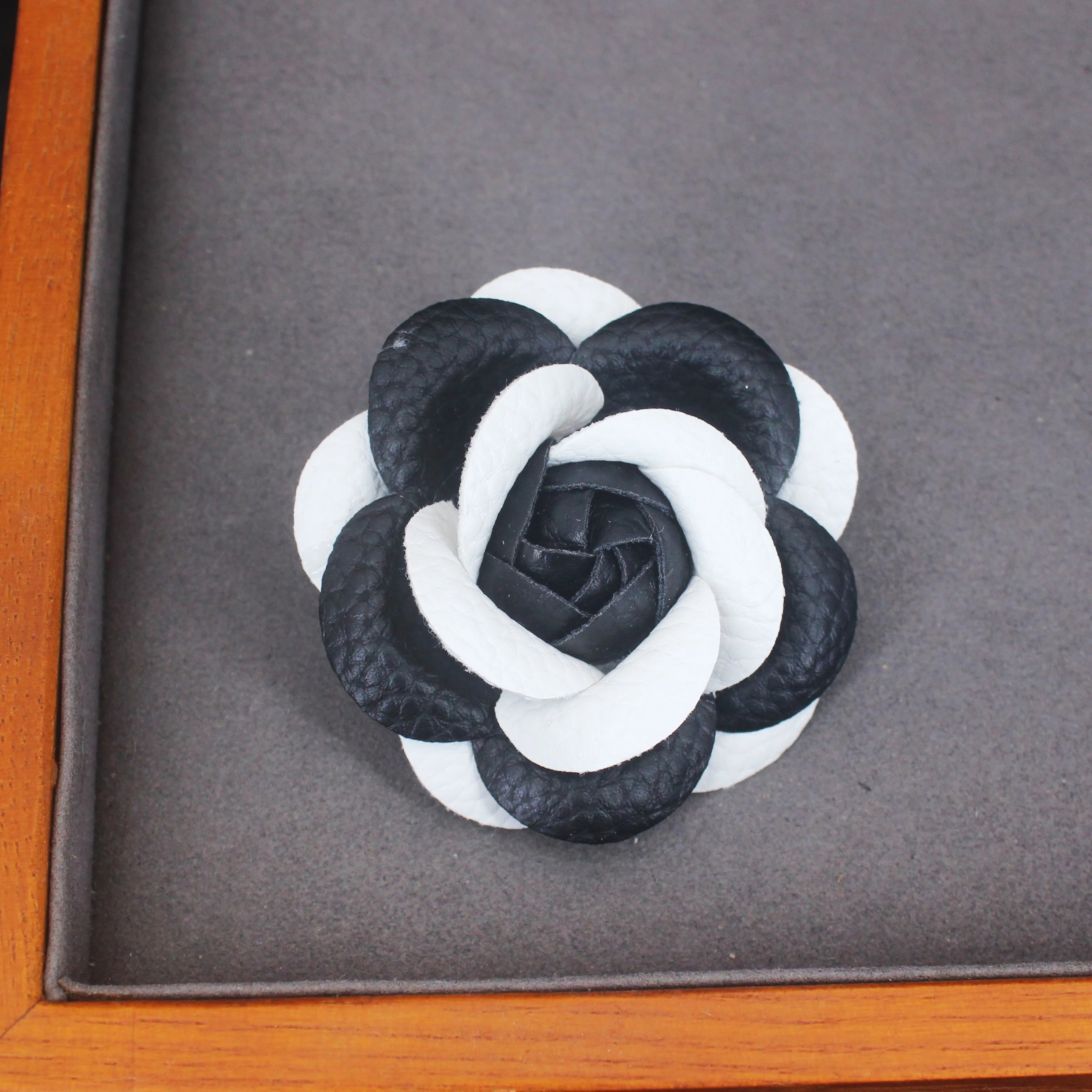 Luxury Brand Imitated Leather Camellia Fabric Flower Pin Brooch Hand-Made Black White Flower White Flower Rose Brooch Pin Gifts